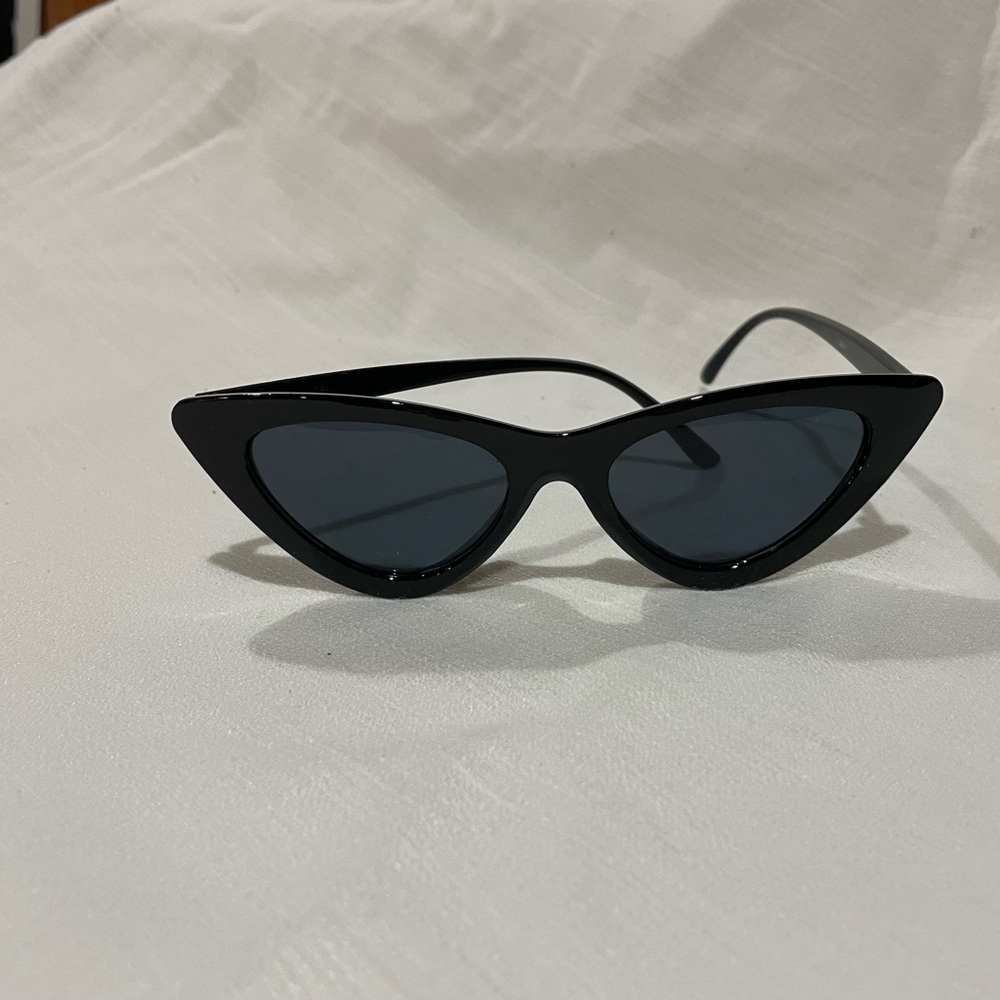 Black Cat-Eye Sunglasses - Sleek Women's Fashion Shades/No scratches